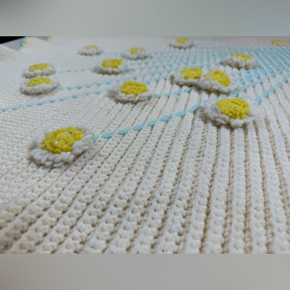 Handmade 80’s baby blanket / tapestry raised crochet flowers blue yellow white - Picture 10 of 10